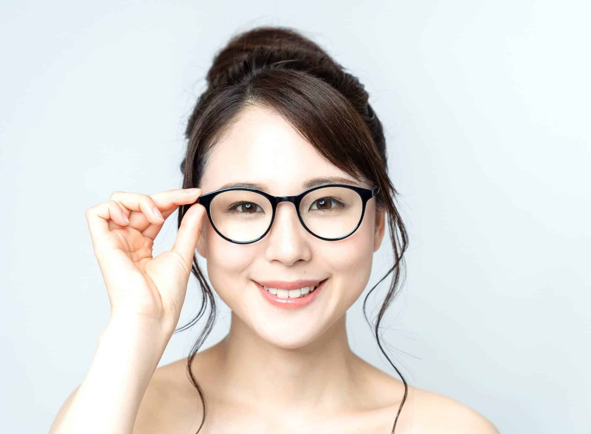 Chica asicatica con gafas
